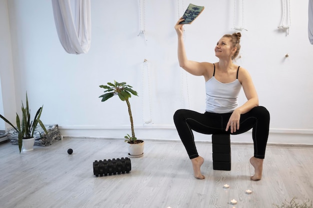 Foto entrenamiento de chicas en el estudio de yoga