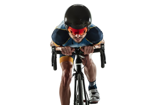 Foto entrenamiento de ciclo de atleta masculino de triatlón aislado sobre fondo blanco de estudio