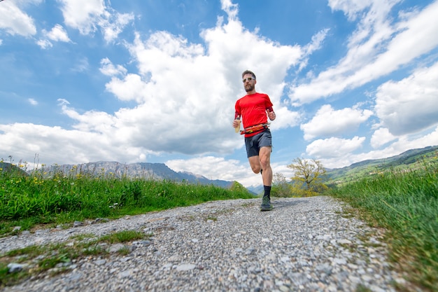 Entrenamiento de un corredor de maratón de montaña en carretera