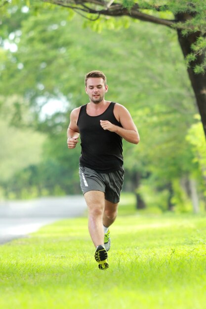 Entrenamiento de corredor masculino de longitud completa para maratón