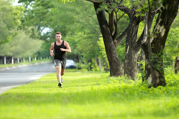 Entrenamiento de corredor masculino para maratón en el parque.