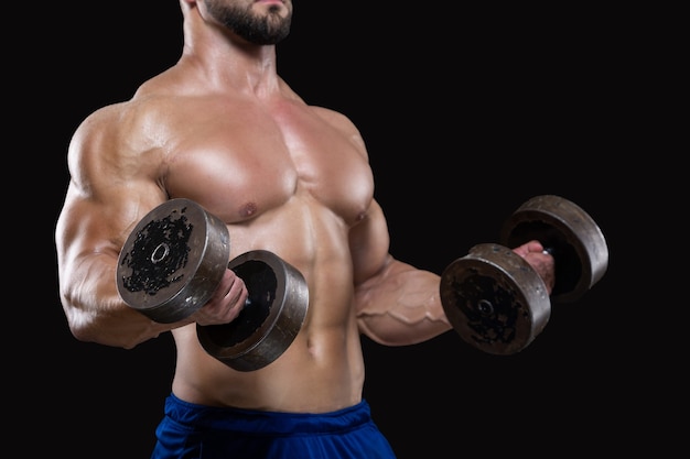 Foto entrenamiento de culturista muscular