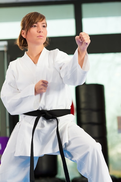 Entrenamiento deportivo de artes marciales en el gimnasio