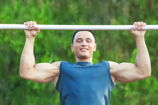 Entrenamiento deportivo joven al aire libre