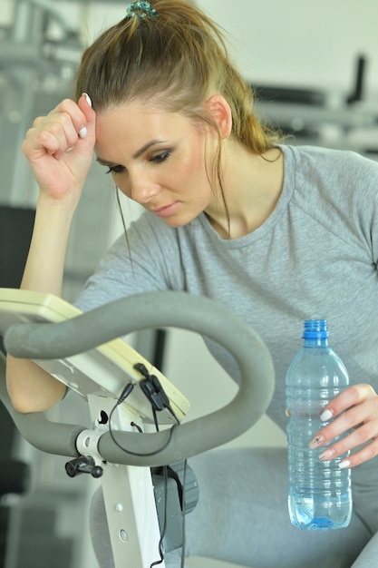 Entrenamiento deportivo de la mujer joven en gimnasio