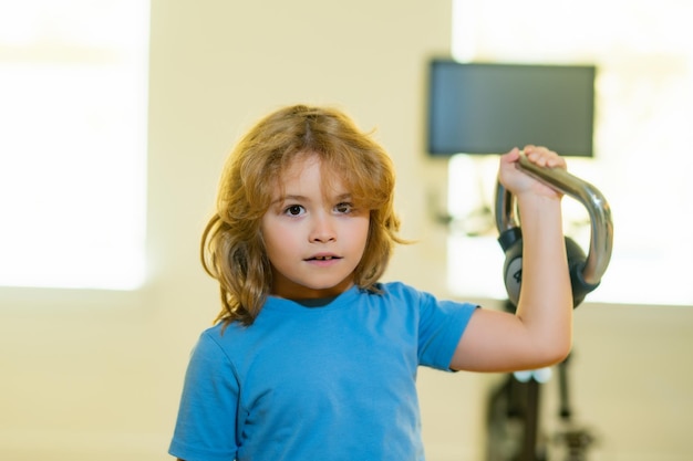 Entrenamiento deportivo para niños Niño haciendo ejercicio con mancuernas Niño deportivo con mancuernas Entrenamiento para niños en forma