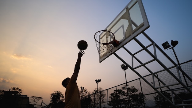 Entrenamiento y ejercicio de jugador de baloncesto al aire libre en la cancha local