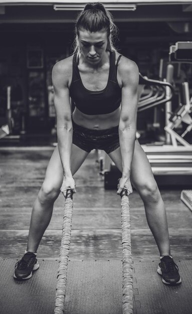 Foto entrenamiento de ejercicio de mujer en el gimnasio