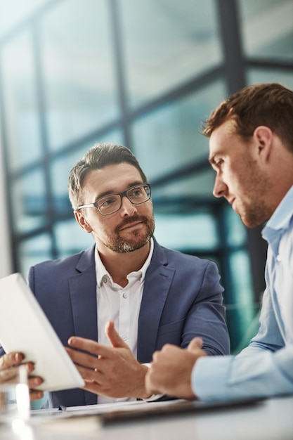 Foto entrenamiento de entrenadores y gente de negocios con tableta en el lugar de trabajo de la oficina mentor de colaboración y hombres o empleados con tecnología que planifica ventas, marketing o estrategia publicitaria en la reunión de la empresa