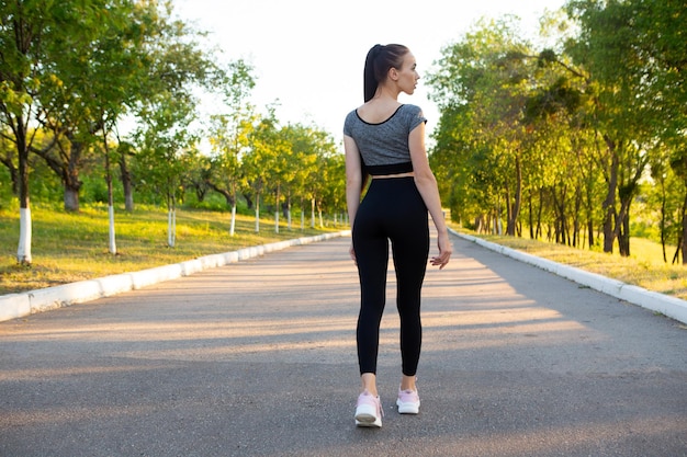 Entrenamiento femenino al aire libre preparándose para hacer su entrenamiento