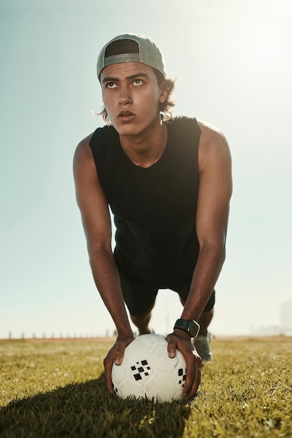 Entrenamiento físico de campo de hierba y ejercicio de entrenamiento básico de fútbol en un campo de fútbol al aire libre para la salud corporal o cardiovascular El jugador de fútbol se enfoca en el calentamiento del joven y el atleta en el sol de verano de Brasil