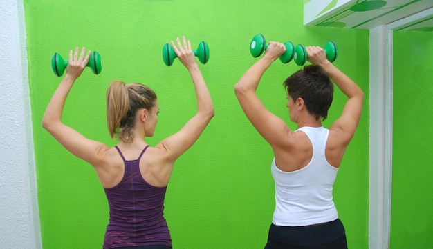 entrenamiento físico con mancuernas