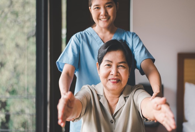 Entrenamiento de fisioterapeuta con paciente anciana en casa Concepto de terapia física