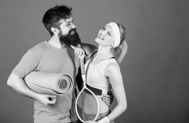 Entrenamiento y fitness Chica y chico viven una vida sana Ejercicios de fitness El deporte es nuestra vida Concepto de estilo de vida saludable Pareja de hombres y mujeres enamorados de la estera de yoga y el equipo deportivo Ejercicios de fitness