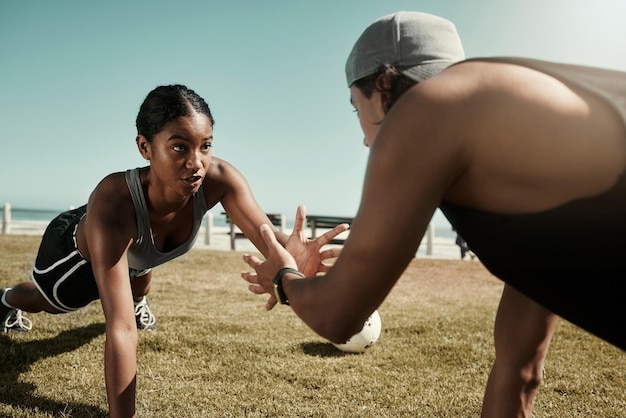 Foto entrenamiento de fitness y ejercicio de tablones de entrenamiento cardiovascular en pareja en un parque de playa juntos focalizar la motivación y el trabajo en equipo o la colaboración de un atleta deportivo saludable y entrenador en césped en verano