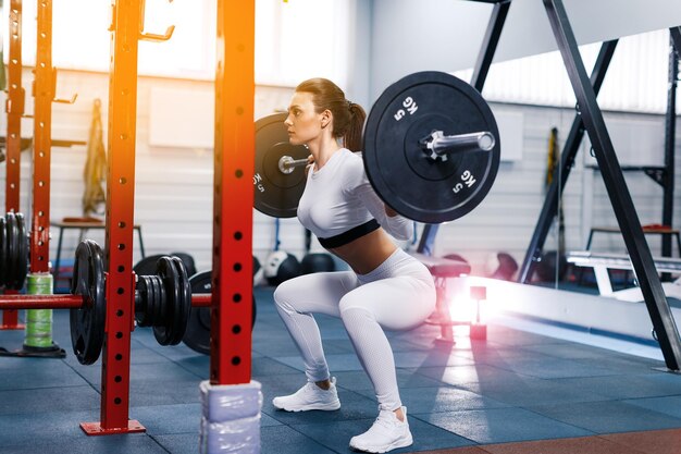 Entrenamiento de fuerza en gimnasio de levantamiento de pesas