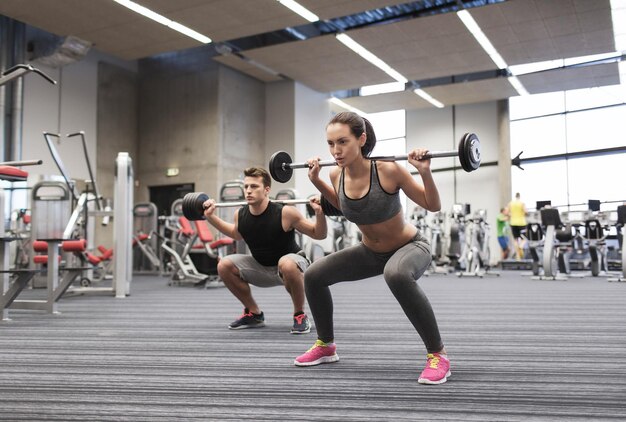 Entrenamiento de fuerza en gimnasio de levantamiento de pesas