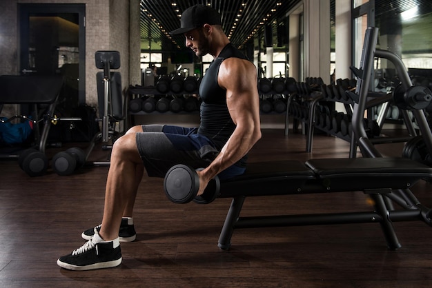 Entrenamiento de fuerza con pesas en el gimnasio