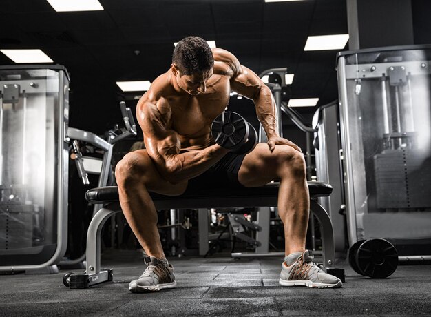 Entrenamiento de fuerza con pesas en el gimnasio