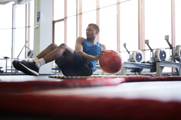 Entrenamiento funcional cruzado en gimnasio