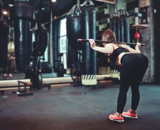 Foto entrenamiento de glúteos y músculos de la espalda.