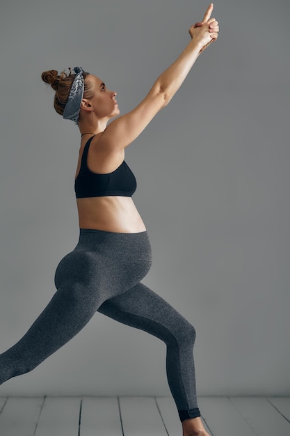 Entrenamiento de hermosa mujer embarazada Haciendo fitness en los últimos meses de embarazo Posiciones de yoga