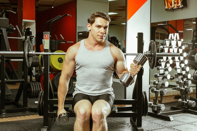 Entrenamiento del hombre en el gimnasio local