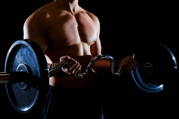 Entrenamiento de hombre musculoso con barra en el gimnasio Entrenamiento de pesas con levantamiento muerto