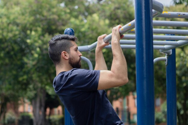 Entrenamiento de un joven en un parque en la calle de una ciudad.