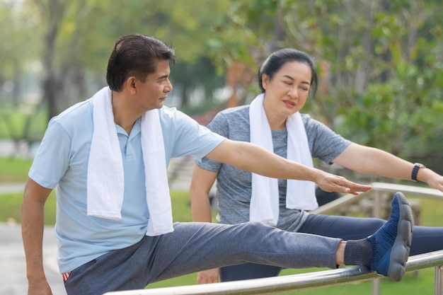 Entrenamiento de jubilación de pareja mayor de personas asiáticas en el parque de la ciudad