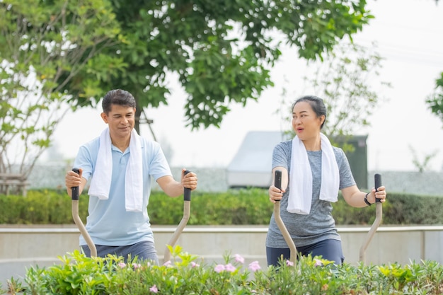 Entrenamiento de jubilación de pareja mayor de personas asiáticas en el parque de la ciudad