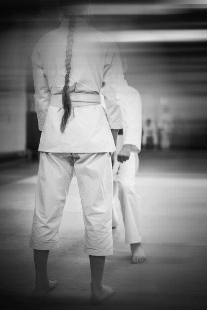 Entrenamiento de karatedo y un estilo de vida saludable Efecto de desenfoque agregado para más efecto de movimiento Estilo retro con grano de película de imitación Blanco y negro