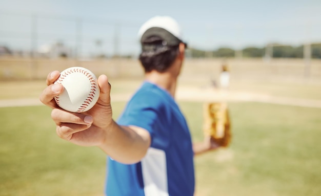 Entrenamiento de lanzador de béisbol y entrenamiento de jugador de béisbol en el campo al aire libre Atleta hombre fitness motivación deporte profesional salud y ejercicio de bienestar con pelota o preparándose para el juego de softbol