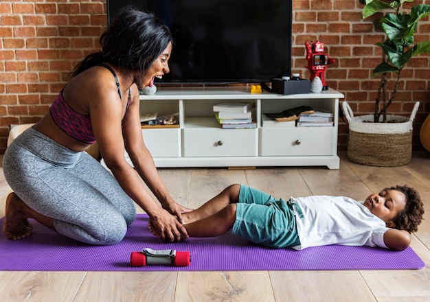 Entrenamiento de mamá e hijo en casa