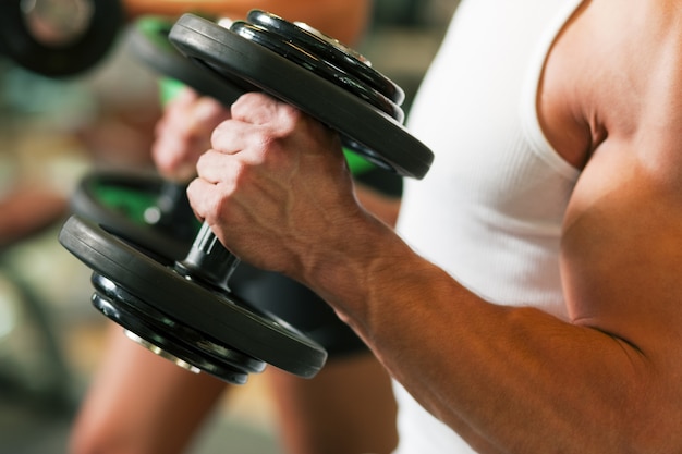 Entrenamiento con mancuernas en el gimnasio