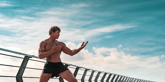 Un entrenamiento de muay thai o kickboxer con boxeo de sombra al aire libre