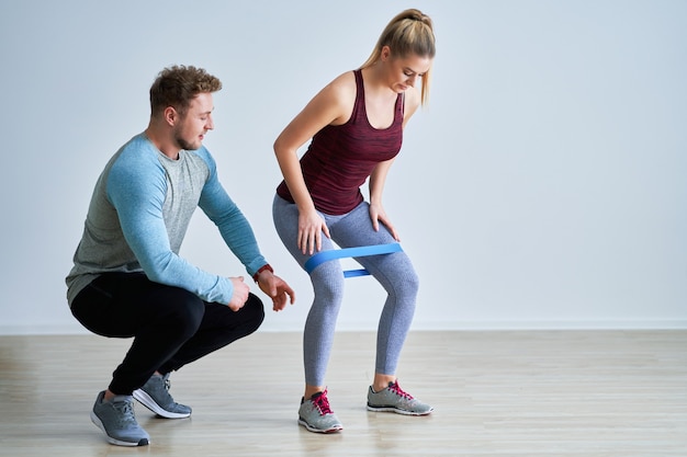 Entrenamiento de mujer adulta con instructor profesional.