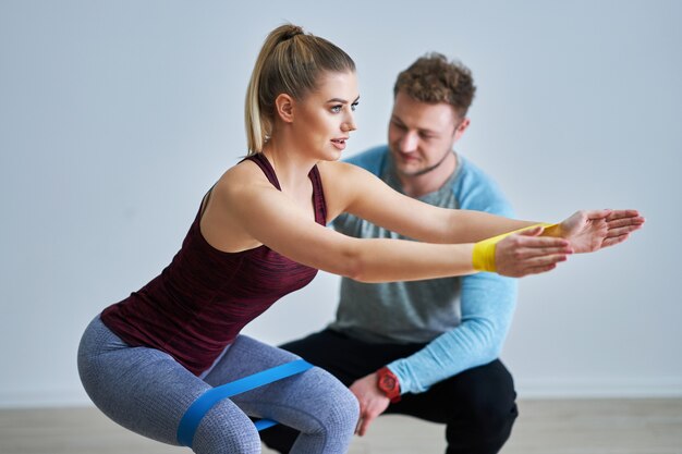 Entrenamiento de mujer adulta con instructor profesional.