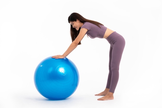 Entrenamiento de mujer asiática saludable con fitball sobre fondo blanco aislado, el concepto de buena salud comienza con el ejercicio.