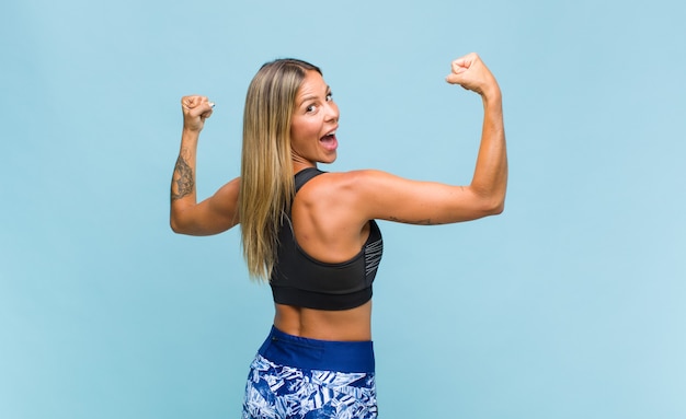 Entrenamiento de mujer bonita joven