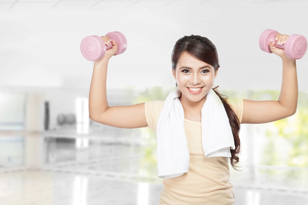 Entrenamiento de mujer feliz fitness con pesas