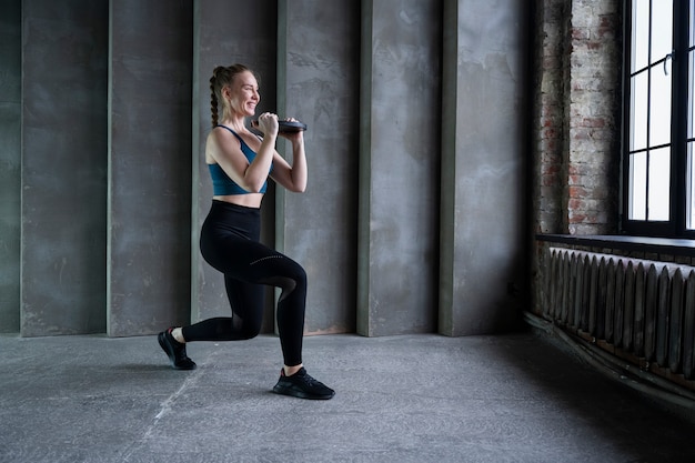 Foto entrenamiento de mujer en forma de smiley de tiro completo