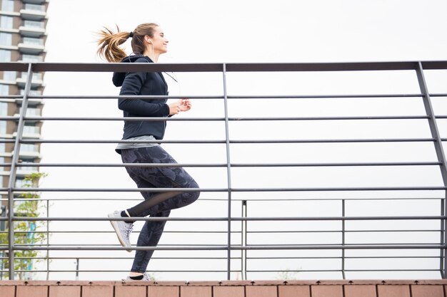 Entrenamiento de la mujer joven por la cerca