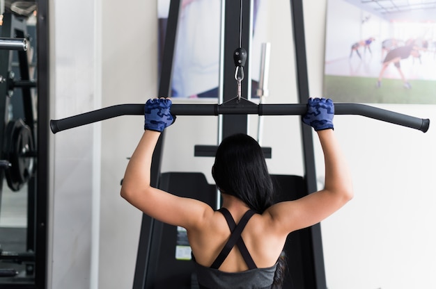 Foto entrenamiento de la mujer joven en estilo de vida saludable gimnasio