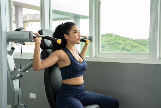 Entrenamiento de mujer joven en el gimnasio estilo de vida saludable Mujeres jóvenes haciendo deporte en el gimnasio para estar en forma