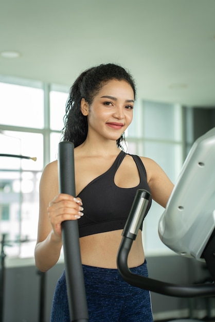 Entrenamiento de mujer joven en el gimnasio estilo de vida saludable Mujeres jóvenes haciendo deporte en el gimnasio para estar en forma