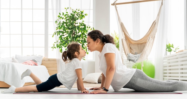 Entrenamiento de mujer y niño de tiro medio