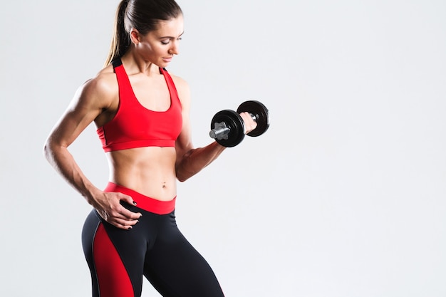 Entrenamiento de mujer con pesas aislado