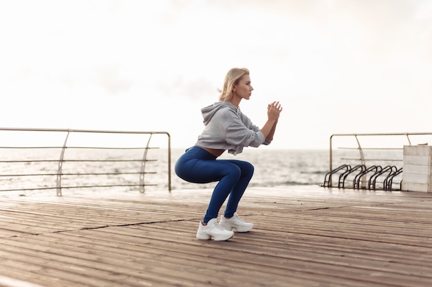 Entrenamiento de mujer sana en el paseo marítimo