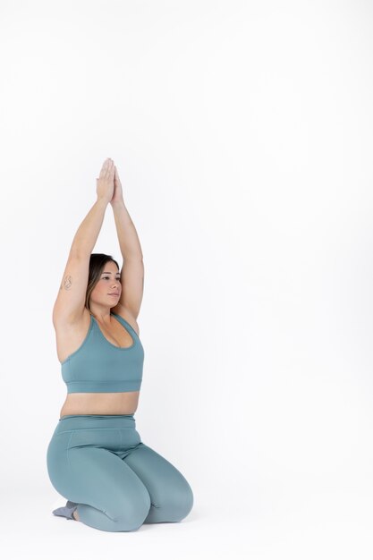 Foto entrenamiento de mujer de tiro completo